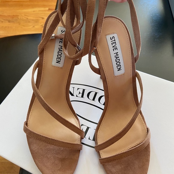 Steve Madden tan suede heels - Picture 5 of 6